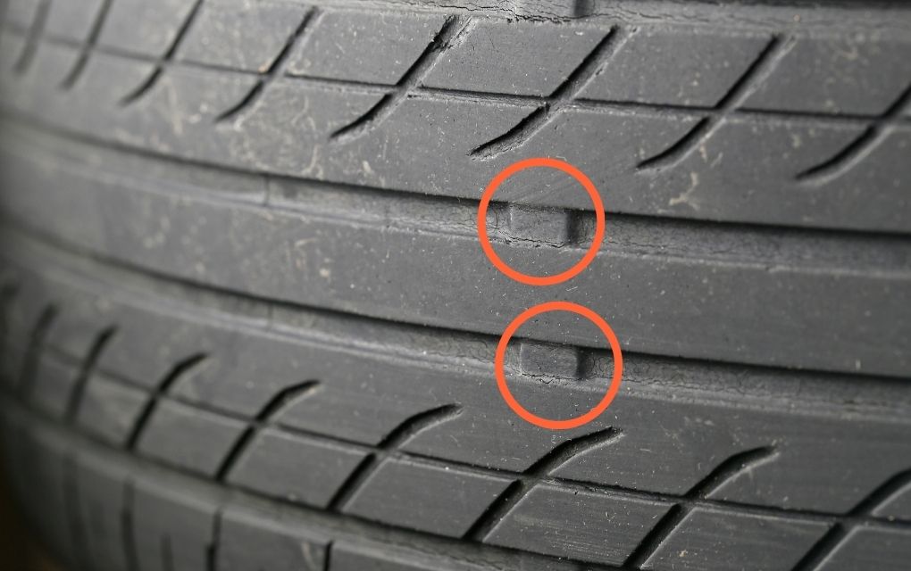 タイヤの溝にある突起のような印、スリップサイン